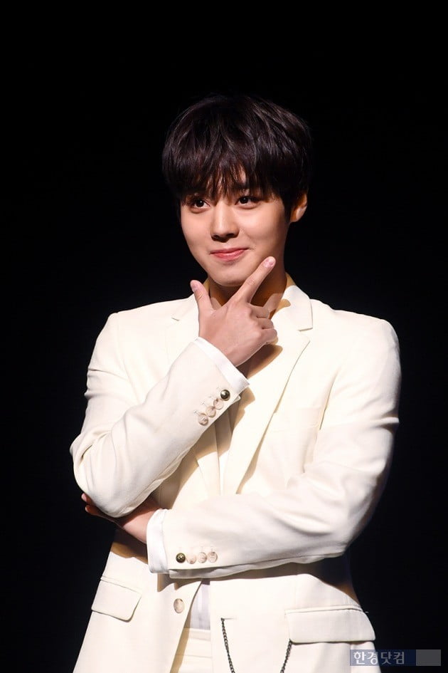 Singer Park Jihoon has prided himself on showing another charm than the group Wanna One activity through his solo debut song Love.On the afternoon of the 26th, a showcase was held at the Gyedang Hall of Sangmyung Art Center in Jongno-gu, Seoul to commemorate the release of Park Jihoons first mini album, A Clark (OCLOCK).Park made his debut in the music industry with Wanna One through Mnet Produce 101 Season 2, which was noted for his warm wink with outstanding appearance and eye-catching through the program.Especially, I was able to create a buzzword that is a charm of storage in my heart with overflowing charm.Park Jihoon said, I think many people have seen the cute appearance since Wanna One activity. So, this first album wanted to go to a cool, mysterious feeling rather than cute.I tried to express my lovely, yet serious and cool appearance. I am trying to show you a variety of things. I am preparing for acting. I am preparing a lot of programs to communicate.There are many things I have not shown yet. Park Jihoons first mini-album A Clark will be released at 6 pm on the same day.A Clark includes the title song Love (L.O.V.E.), the intro song The Beginning of..., Earth (US), Would You, Dawn Moon, Young 20, PROD.By Lee Dae-hwi) with a total of six tracks.