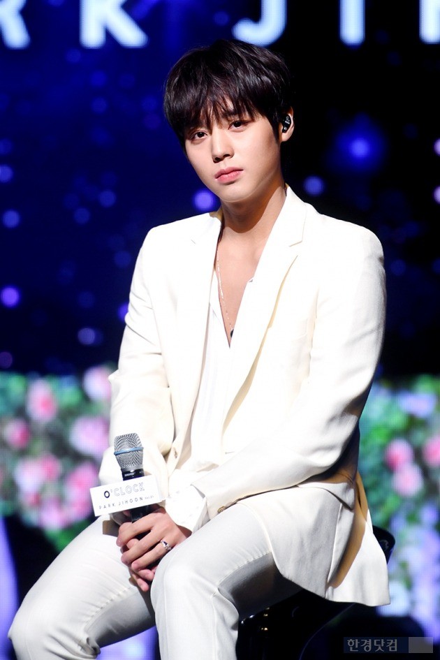 Park Jihoon, a former project group Wanna One, will stand alone as a solo singer. I am good alone. A special time has begun to prove this.On the afternoon of the 26th, a showcase commemorating the release of Park Jihoons first mini album A Clark (OCLOCK) was held at the Gyedang Hall in Sangmyung Art Center, Jongno-gu, Seoul.The show was hosted by broadcaster Park Kyung-rim.Park Jihoon made a solid eyeball appearance in the public in 2017 when he appeared on Mnets Produce 101 Season 2.He was attracted attention as a warm wink with a brilliant appearance and eyesight through the program, and he also created a charming buzzword called Step in my heart.Park Jihoon, who has been performing exceptionally, made his debut in the music industry as a member of the project group Wanna One, ranking second in the final ranking.Wanna One has been loved by many people for a year and a half and has achieved significant achievements in growing into a representative idol of K-pop.Wanna One members, who finished their activities last December, are making their solo debuts in earnest. Park Jihoon will make their solo debut for the third time among Wanna One members after Yoon Ji-sung and Ha Sung-woon.It may be a burden because it is a solo challenge after a successful group activity, but Park Jihoon said he had no time to worry about it because of fans waiting for him.I wanted to see my fans sooner than burden or worry; I didnt feel burden or worry because I thought it would be hard for me to wait for you, Park Jihoon said.Park Jihoon also talked about the chapters and shortcomings of solo activities; he laughed, It seems to be an advantage for fans that I can only see myself.I had a person to play in the waiting room during group activities, but now I do not even look around.But I think it is part of me to overcome. He said he was more focused on the stage as he had to fill the stage with his own strength. Ive done a lot of long time research, more than usual.I also seem to have found things that were hiding in myself. I only saw me and I danced on stage, so I hoped there was no empty place in the performance part. I practiced with Feelings to fill it with choreography.Park Jihoons first solo mini album, A Clark (OCLOCK), is an album that fills feelings of innocence, joy and passion with love as the main theme.The title track Love (L.O.V.E.), as well as the intro songs The Beginning of..., Earth (US), Would You, Dawn of the Day, Young 20, PROD.By Lee Dae-hwi), it consists of six tracks in total.Park Jihoon will show off his unique appearance and infinite possibilities as a solo Park Jihoon, which is different from Wanna One Park Jihoon through A Clark.Im quite happy with the album; I want to give you nine out of 10, Park Jihoon said, expressing strong confidence.The title song Love is a Future R & B Tracks with a refreshing energy. It is a song that contains a sincere confession of a pure man who wants to raise his love by recalling beautiful memories.Park Jihoon commented on Love and said, When you want to feel the feelings of love, it is a good song when you want to hear with your loved one.He was particularly concerned with the music video for Love; Park Jihoon said, I tried to put in sad but lovely Feelings.I wanted to express mystique that doesnt exist in reality. It was a fun, meaningful shoot. It seems to be between movies and music videos.I also show the story, and the idolism in it is inside. This album also included the song Young 20 produced by Lee Dae-hui, who worked together as a Wanna One.The meaning of spending 20 with 20 youths is melted in the meaning of sending Park Jihoons youth with fan club MAY. Park Jihoon also participated in the songwriting of Young 20.He also recalled the time of recording Young 20 and conveyed Lee Dae-hwis production style; Park Jihoon said, Dawis style is really certain.It should be like Feelings that you called. I wanted the Feelings of the R & B style overseas The Artists, but Daehwi gave me a good song at once, so it was agreed immediately.Solo Park Jihoon had a clear goal of showing his infinite possibilities.After completing Wanna Ones activities, he completed the 2019 Asia Fan Meeting Hong Kong - First Edition held in Hong Kong following Taiwan, Thailand and the Philippines on the 23rd.It has also confirmed that JTBC drama Flower Party: Chosun Hondam Workshop has been appeared.Park Jihoon said: There is still a tour of Asia, and there is also a drama shoot.I do not think I can do music broadcasting activities, but I will show a lot of good things as a singer and I want to prepare a solo concert at the end of the year. So what aspirations did the first solo album contain? I do not expect the grades, he said. I want to show you that there are many hidden figures.I did not prepare for my grades. I wanted to show that I am good alone. Finally, Park Jihoon said, I constantly studied how to communicate musically well with fans and show various charms rather than expecting grades.I want to be the artist who shows me growing up from outside the stage. Park Jihoons first mini-album, A Clark, was released at 6 pm on the evening.Park Jihoon from Wanna One, released his solo debut album A Clark Shows that he is good alone