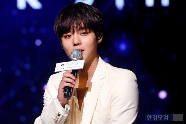 Park Jihoon, a former project group Wanna One, will stand alone as a solo singer. I am good alone. A special time has begun to prove this.On the afternoon of the 26th, a showcase commemorating the release of Park Jihoons first mini album A Clark (OCLOCK) was held at the Gyedang Hall in Sangmyung Art Center, Jongno-gu, Seoul.The show was hosted by broadcaster Park Kyung-rim.Park Jihoon made a solid eyeball appearance in the public in 2017 when he appeared on Mnets Produce 101 Season 2.He was attracted attention as a warm wink with a brilliant appearance and eyesight through the program, and he also created a charming buzzword called Step in my heart.Park Jihoon, who has been performing exceptionally, made his debut in the music industry as a member of the project group Wanna One, ranking second in the final ranking.Wanna One has been loved by many people for a year and a half and has achieved significant achievements in growing into a representative idol of K-pop.Wanna One members, who finished their activities last December, are making their solo debuts in earnest. Park Jihoon will make their solo debut for the third time among Wanna One members after Yoon Ji-sung and Ha Sung-woon.It may be a burden because it is a solo challenge after a successful group activity, but Park Jihoon said he had no time to worry about it because of fans waiting for him.I wanted to see my fans sooner than burden or worry; I didnt feel burden or worry because I thought it would be hard for me to wait for you, Park Jihoon said.Park Jihoon also talked about the chapters and shortcomings of solo activities; he laughed, It seems to be an advantage for fans that I can only see myself.I had a person to play in the waiting room during group activities, but now I do not even look around.But I think it is part of me to overcome. He said he was more focused on the stage as he had to fill the stage with his own strength. Ive done a lot of long time research, more than usual.I also seem to have found things that were hiding in myself. I only saw me and I danced on stage, so I hoped there was no empty place in the performance part. I practiced with Feelings to fill it with choreography.Park Jihoons first solo mini album, A Clark (OCLOCK), is an album that fills feelings of innocence, joy and passion with love as the main theme.The title track Love (L.O.V.E.), as well as the intro songs The Beginning of..., Earth (US), Would You, Dawn of the Day, Young 20, PROD.By Lee Dae-hwi), it consists of six tracks in total.Park Jihoon will show off his unique appearance and infinite possibilities as a solo Park Jihoon, which is different from Wanna One Park Jihoon through A Clark.Im quite happy with the album; I want to give you nine out of 10, Park Jihoon said, expressing strong confidence.The title song Love is a Future R & B Tracks with a refreshing energy. It is a song that contains a sincere confession of a pure man who wants to raise his love by recalling beautiful memories.Park Jihoon commented on Love and said, When you want to feel the feelings of love, it is a good song when you want to hear with your loved one.He was particularly concerned with the music video for Love; Park Jihoon said, I tried to put in sad but lovely Feelings.I wanted to express mystique that doesnt exist in reality. It was a fun, meaningful shoot. It seems to be between movies and music videos.I also show the story, and the idolism in it is inside. This album also included the song Young 20 produced by Lee Dae-hui, who worked together as a Wanna One.The meaning of spending 20 with 20 youths is melted in the meaning of sending Park Jihoons youth with fan club MAY. Park Jihoon also participated in the songwriting of Young 20.He also recalled the time of recording Young 20 and conveyed Lee Dae-hwis production style; Park Jihoon said, Dawis style is really certain.It should be like Feelings that you called. I wanted the Feelings of the R & B style overseas The Artists, but Daehwi gave me a good song at once, so it was agreed immediately.Solo Park Jihoon had a clear goal of showing his infinite possibilities.After completing Wanna Ones activities, he completed the 2019 Asia Fan Meeting Hong Kong - First Edition held in Hong Kong following Taiwan, Thailand and the Philippines on the 23rd.It has also confirmed that JTBC drama Flower Party: Chosun Hondam Workshop has been appeared.Park Jihoon said: There is still a tour of Asia, and there is also a drama shoot.I do not think I can do music broadcasting activities, but I will show a lot of good things as a singer and I want to prepare a solo concert at the end of the year. So what aspirations did the first solo album contain? I do not expect the grades, he said. I want to show you that there are many hidden figures.I did not prepare for my grades. I wanted to show that I am good alone. Finally, Park Jihoon said, I constantly studied how to communicate musically well with fans and show various charms rather than expecting grades.I want to be the artist who shows me growing up from outside the stage. Park Jihoons first mini-album, A Clark, was released at 6 pm on the evening.Park Jihoon from Wanna One, released his solo debut album A Clark Shows that he is good alone