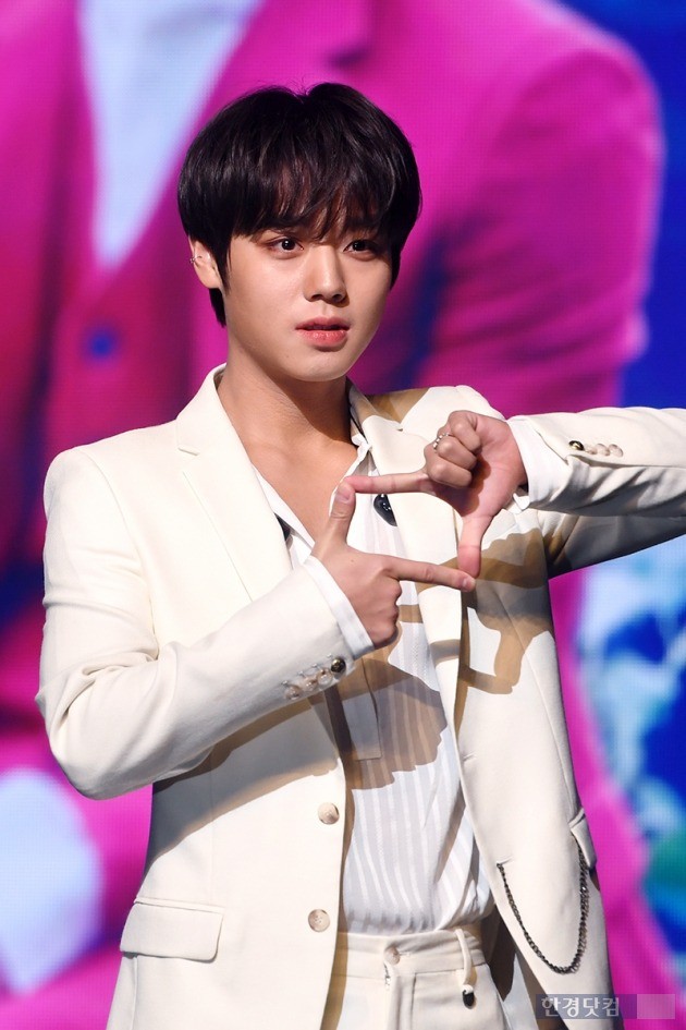 Park Jihoon, a former project group Wanna One, will stand alone as a solo singer. I am good alone. A special time has begun to prove this.On the afternoon of the 26th, a showcase commemorating the release of Park Jihoons first mini album A Clark (OCLOCK) was held at the Gyedang Hall in Sangmyung Art Center, Jongno-gu, Seoul.The show was hosted by broadcaster Park Kyung-rim.Park Jihoon made a solid eyeball appearance in the public in 2017 when he appeared on Mnets Produce 101 Season 2.He was attracted attention as a warm wink with a brilliant appearance and eyesight through the program, and he also created a charming buzzword called Step in my heart.Park Jihoon, who has been performing exceptionally, made his debut in the music industry as a member of the project group Wanna One, ranking second in the final ranking.Wanna One has been loved by many people for a year and a half and has achieved significant achievements in growing into a representative idol of K-pop.Wanna One members, who finished their activities last December, are making their solo debuts in earnest. Park Jihoon will make their solo debut for the third time among Wanna One members after Yoon Ji-sung and Ha Sung-woon.It may be a burden because it is a solo challenge after a successful group activity, but Park Jihoon said he had no time to worry about it because of fans waiting for him.I wanted to see my fans sooner than burden or worry; I didnt feel burden or worry because I thought it would be hard for me to wait for you, Park Jihoon said.Park Jihoon also talked about the chapters and shortcomings of solo activities; he laughed, It seems to be an advantage for fans that I can only see myself.I had a person to play in the waiting room during group activities, but now I do not even look around.But I think it is part of me to overcome. He said he was more focused on the stage as he had to fill the stage with his own strength. Ive done a lot of long time research, more than usual.I also seem to have found things that were hiding in myself. I only saw me and I danced on stage, so I hoped there was no empty place in the performance part. I practiced with Feelings to fill it with choreography.Park Jihoons first solo mini album, A Clark (OCLOCK), is an album that fills feelings of innocence, joy and passion with love as the main theme.The title track Love (L.O.V.E.), as well as the intro songs The Beginning of..., Earth (US), Would You, Dawn of the Day, Young 20, PROD.By Lee Dae-hwi), it consists of six tracks in total.Park Jihoon will show off his unique appearance and infinite possibilities as a solo Park Jihoon, which is different from Wanna One Park Jihoon through A Clark.Im quite happy with the album; I want to give you nine out of 10, Park Jihoon said, expressing strong confidence.The title song Love is a Future R & B Tracks with a refreshing energy. It is a song that contains a sincere confession of a pure man who wants to raise his love by recalling beautiful memories.Park Jihoon commented on Love and said, When you want to feel the feelings of love, it is a good song when you want to hear with your loved one.He was particularly concerned with the music video for Love; Park Jihoon said, I tried to put in sad but lovely Feelings.I wanted to express mystique that doesnt exist in reality. It was a fun, meaningful shoot. It seems to be between movies and music videos.I also show the story, and the idolism in it is inside. This album also included the song Young 20 produced by Lee Dae-hui, who worked together as a Wanna One.The meaning of spending 20 with 20 youths is melted in the meaning of sending Park Jihoons youth with fan club MAY. Park Jihoon also participated in the songwriting of Young 20.He also recalled the time of recording Young 20 and conveyed Lee Dae-hwis production style; Park Jihoon said, Dawis style is really certain.It should be like Feelings that you called. I wanted the Feelings of the R & B style overseas The Artists, but Daehwi gave me a good song at once, so it was agreed immediately.Solo Park Jihoon had a clear goal of showing his infinite possibilities.After completing Wanna Ones activities, he completed the 2019 Asia Fan Meeting Hong Kong - First Edition held in Hong Kong following Taiwan, Thailand and the Philippines on the 23rd.It has also confirmed that JTBC drama Flower Party: Chosun Hondam Workshop has been appeared.Park Jihoon said: There is still a tour of Asia, and there is also a drama shoot.I do not think I can do music broadcasting activities, but I will show a lot of good things as a singer and I want to prepare a solo concert at the end of the year. So what aspirations did the first solo album contain? I do not expect the grades, he said. I want to show you that there are many hidden figures.I did not prepare for my grades. I wanted to show that I am good alone. Finally, Park Jihoon said, I constantly studied how to communicate musically well with fans and show various charms rather than expecting grades.I want to be the artist who shows me growing up from outside the stage. Park Jihoons first mini-album, A Clark, was released at 6 pm on the evening.Park Jihoon from Wanna One, released his solo debut album A Clark Shows that he is good alone
