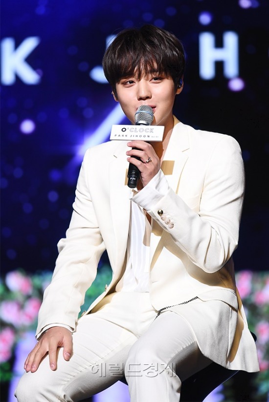 <p> 26 afternoon, the Seoul, Jongno-GU Sangmyung University account per hole in the group Wanna One with the Water Park Jihoons first Mini album ‘O’CLOCK’ sale Memorial Showcase is in progress.</p><p>This day the Water Park Jihoon answer this question.</p><p>Park Jihoons first Mini album ‘O’CLOCK’Is ‘Love’as the main theme purity and jubilation, enthusiasm, of emotion, including the fill your album.</p><p>- Copyrights ⓒ & heraldbiz</p>