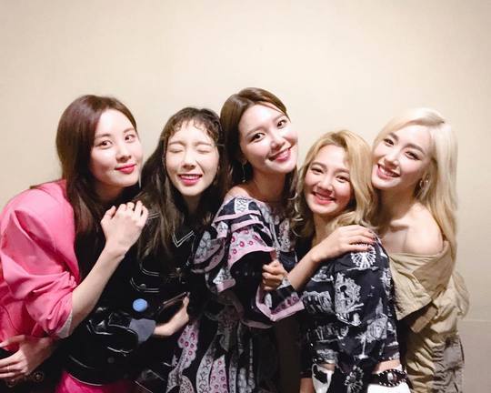 Singer and actor Sooyoung has released a picture of Girls Generation.Sooyoung posted a picture on the SNS on the morning of March 26 with the article Sooyoung...Evil... # GG4EVA # Memories of a different alley # Soshi is great.Sooyoung in the public photos is smiling with Taeyeon, Seohyun, Hyoyeon, and Tiffany, who have been working together as Girls Generation.Seohyun, Taeyeon, Hyoyeon and Tiffany attended the VIP premiere of the movie Memories of the Dead Alley at Cinecube Gwanghwamun in Jung-gu, Seoul on the afternoon of the 25th.hwang hye-jin