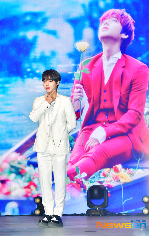 <p>Wanna One-born singer Park Jihoon first solo album commemorative showcase 3 26 afternoon, in Seoul, Jongno-GU, Hongzhi Dong Sangmyung Art Center account per hole in unfolded.</p><p>This day, Park Jihoon this photo when posing and Ida.</p>