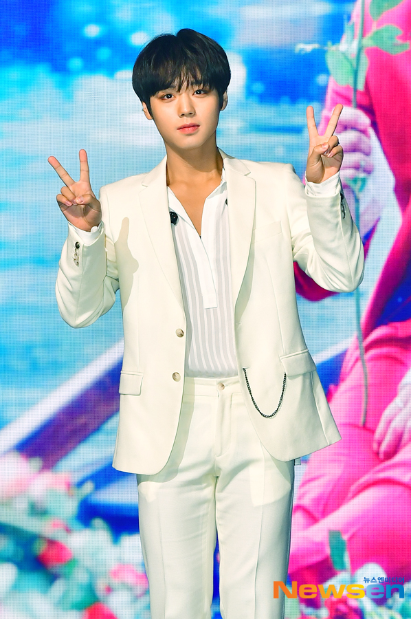 A showcase commemorating the release of the first solo album by singer Park Jihoon from Wanna One was held at the Sangmyung Art Center in Hongji-dong, Jongno-gu, Seoul on March 26.Park Jihoon poses during photo time on this day.Jang Gyeong-ho