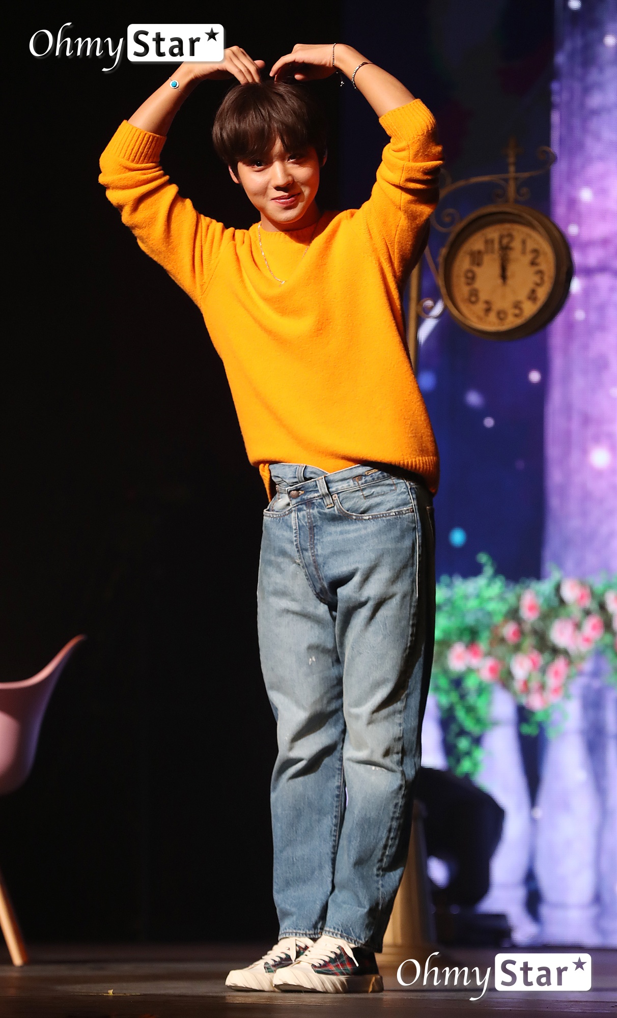 On the 26th, a Showcase commemorating the release of Park Jihoons first solo album OCLOCK was held at Sangmyung University Hall in Hongji-dong, Seoul.Park Jihoon, who came to the big stage alone, said, I feel like making my debut again. I am excited about how you will look at the prepared stage.Park Jihoons first solo album title OCLOCK was written with the heart of I hope that all the moments of solo activity will be remembered specially.Love is the main theme, filled with feelings such as innocence, joy, and passion.The title song L.O.V.E, which contains the sincere confession of a pure man, The beginning of..., US, which is a charming combination of sweet lyrics, Would you, a hip-hop track that expresses love feelings, and Pop R & BPark Jihoon said, It was a song that Dae-Hwi wrote a good song and was released first at a fan meeting. Producer Lee Dae-Hwi has a certain style.Park Jihoon said of the album, My satisfaction is 9 out of 10, and I am quite satisfied.Although the public is interested in solo activities because of the popularity of Wanna One, Park Jihoon said, I wanted to meet you as soon as possible than the burden and worry. I wanted to fill the expectations of fans who would wonder what I was doing.This album has a bigger goal to show a variety of things than grades, he said. I want to show you that I can do well alone.Is it because of the desire for transformation? Solo singer Park Jihoon put a wonderful and mysterious figure on the front rather than loving.It is different from Wanna One Park Jihoon, who has a cute and lovely image, represented by the nicknames Stormman and Winging (Wink + Baby).Park Jihoon said, I wanted to show a lot of cute things through Wanna One activities, so I wanted to show a serious and wonderful appearance this time.Park Jihoons first solo mini album OCLOCK was released on each music site at 6 pm on the 26th, and it starts full-scale activities starting with the Showcase held on the same day.Park Jihoons solo mini album OCLOCK release Showcase