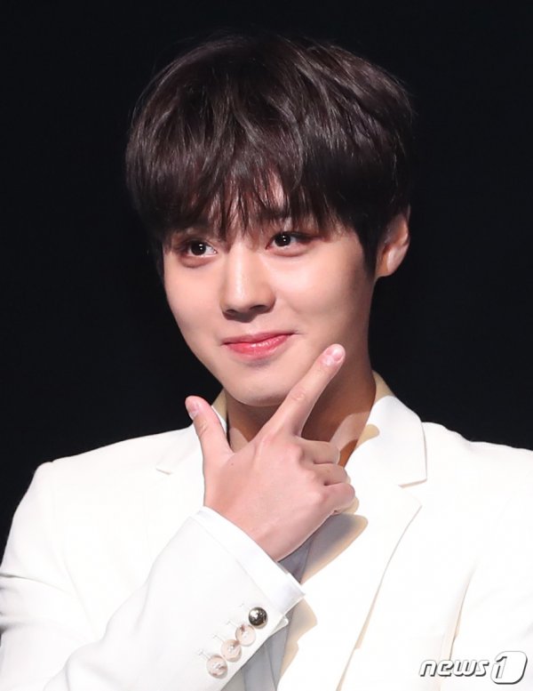 Singer Park Jihoon from Wanna One explained his goal as a solo.At 4 p.m. on the 26th, at the Gyedang Hall of Sangmyung University in Jongno-gu, Seoul, a media showcase was held to release Park Jihoons first mini album OCLOCK.When asked about his solo career goal, Park said, I dont want to expect good grades and put pressure on my fans.Park Jihoon said, I want to be an artist who studies to show various charms while communicating musically with fans.He also said, I did not have many difficulties in preparing for solo, but I felt that I should pay attention to choreography.I hoped there would be no empty place in the choreography part, he said. (Fans) wanted to not feel empty. Park Jihoons first mini-album OCLOCK, which became a solo solo member in Wanna One, is an album that filled feelings such as innocence, joy and passion with Love as the main theme.The title song L.O.V.E is a Future R & B song with a refreshing energy, and it contains a sincere confession of a pure man who wants to raise love by recalling beautiful memories.Photo: News1