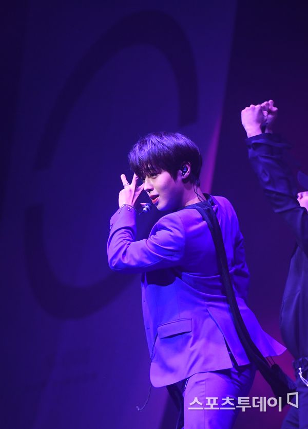 A Showcase commemorating the release of Park Jihoons solo debut album U CLOCK from the group Wanna One was held at Sangmyung University Art Center in Hongji-dong, Jongno-gu, Seoul on the afternoon of the 26th.Park Jihoon, who attended the Showcase on the day, is giving a wonderful stage. 2019.03.26.