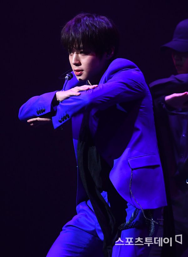 A Showcase commemorating the release of Park Jihoons solo debut album U CLOCK from the group Wanna One was held at Sangmyung University Art Center in Hongji-dong, Jongno-gu, Seoul on the afternoon of the 26th.Park Jihoon, who attended the Showcase on the day, is giving a wonderful stage. 2019.03.26.