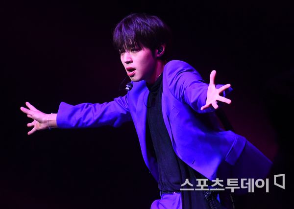 <p> Group Wanna One You Park Jihoon solo debut album, WhatClark(OCLOCK) release commemorative showcase 26 PM Seoul, Jongno-GU, Hongzhi Dong Sangmyung University Art Center opened in.</p><p>This day showcase and attend the Park Jihoon this stunning debut. 2019. 03. 26.</p>