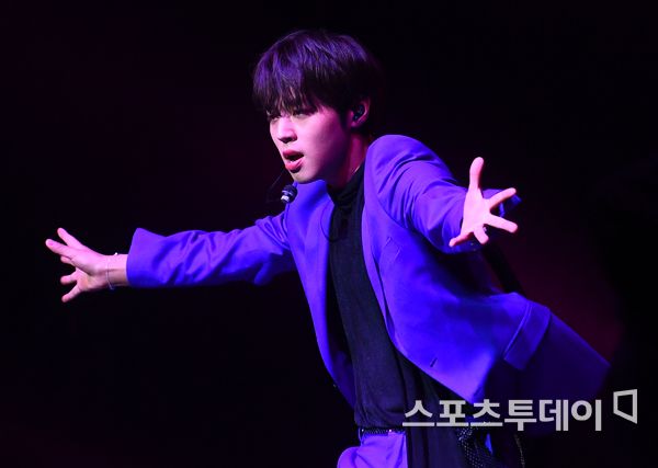 A Showcase commemorating the release of Park Jihoons solo debut album U CLOCK from the group Wanna One was held at Sangmyung University Art Center in Hongji-dong, Jongno-gu, Seoul on the afternoon of the 26th.Park Jihoon, who attended the Showcase on the day, is giving a wonderful stage. 2019.03.26.