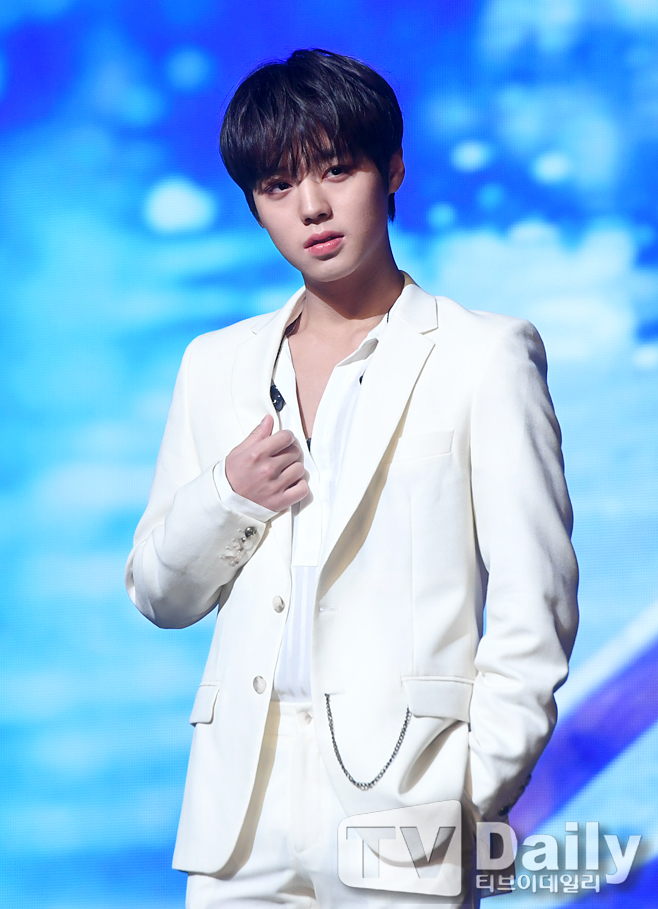 Warner One singer Park Jihoon mentioned Lee Dae-hwi, who participated as a producer on his album.Park Jihoons first mini album OCLOCK was released at 4 pm on the 26th at Sangmyung Art Center, Sangmyung University, Hongji-dong, Jongno-gu, Seoul.Park Jihoons song Young 20 was produced by Lee Dae-hwi from the same Wanna One and added meaning.On Lee Dae-hwi, Park Jihoon said: As a producer, the surrogate style is certain.Style, rapper Feelings should be the same as the Feelings he presented. I wanted to resemble a little R & B style foreign artists, but I gave them the songs of Feelings.