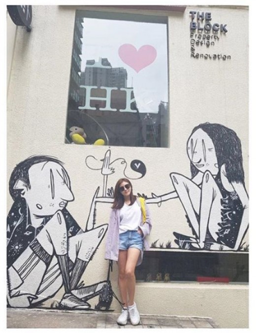 Actor Ha Ji-won enjoys a break at Hong KongOn the 26th, Ha Ji-won posted a picture on his instagram with an article entitled Im in Hong Kong.In the open photo, Ha Ji-won is dressed in hot pants, T-shirts, sneakers, and Ha Ji-wons innocent charm shines in a modest costume.On the other hand, Ha Ji-won left the Incheon International Airport on the morning of the 25th to attend the AIDS Research Foundation amfAR Hong Kong Gala.