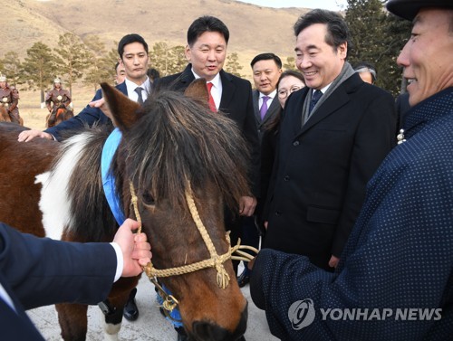 몽골 말 선물받은 이낙연 총리 (울란바토르=연합뉴스) 김승두 기자 = 몽골을 순방중인 이낙연 총리가 26일(현지시간) 오흐나 후렐수흐 몽골 총리 주최 환영 만찬에서 칭기즈칸 고향에서 공수된 7살 숫말을 선물받고 있다. 2019.3.26 kimsdoo@yna.co.kr