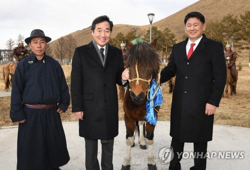 몽골 말 선물받은 이낙연 총리 (울란바토르=연합뉴스) 김승두 기자 = 몽골을 순방중인 이낙연 총리가 26일(현지시간) 오흐나 후렐수흐 몽골 총리 주최 환영 만찬에서 칭기즈칸 고향에서 공수된 7살 숫말을 선물받고 있다. 2019.3.26 kimsdoo@yna.co.kr