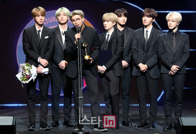 According to the latest chart released by Billboard on the 26th (local time), BTS repackaged album LOVE YOURSELF Answer ranked 115th on the Billboard 200.As a result, it started at No. 1 in the first week of entry last September and entered the chart for 30 consecutive weeks.In addition, LOVE YOURSELF Answer ranked # 1 in World Album, # 15 in Independent Album and # 89 in Billboard Canadian Album.LOVE YOURSELF Tear ranked 2nd in World Album, 16th in Independent Album, and 3rd in Japan FACE YOURSELF ranked 6th in World Album.BTS has continued to record its longest consecutive record for 89 consecutive weeks in Social 50 and has set the 119th record in total.BTS will release its new album MAP OF THE SOUL: PERSONA on April 12th.kim yun-ji