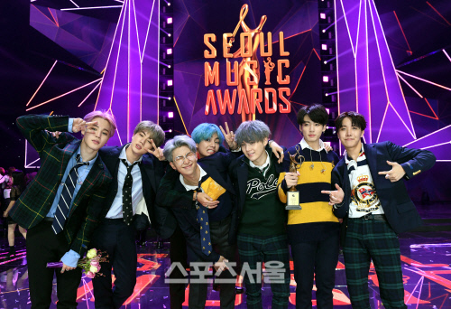 Group BTS has proved its unique presence by naming it for 30 weeks on the United States of America Billboard main album chart.According to the latest chart released by Billboard on Wednesday, BTS repackaged album LOVE YOURSELF Answer peaked at #115 on Billboard 200.As a result, it started at No. 1 in the first week of entry last September and has been popular for 30 consecutive weeks.LOVE YOURSELF Answer ranked # 1 in World Album, # 15 in Independent Album and # 89 in Billboard Canadian Album.LOVE YOURSELF Tear ranked 2nd in World Album, 16th in Independent Album, and 3rd in Japan FACE YOURSELF ranked 6th in World Album.BTS has continued to record for the longest consecutive time in Social 50 for 89 consecutive weeks and has set the 119th record in total.On the other hand, BTS will release its new album MAP OF THE SOUL: PERSONA on the 12th of next month.The new album has been on the top of the Amazon CDs & Vinyl category after starting pre-sale on the 13th.