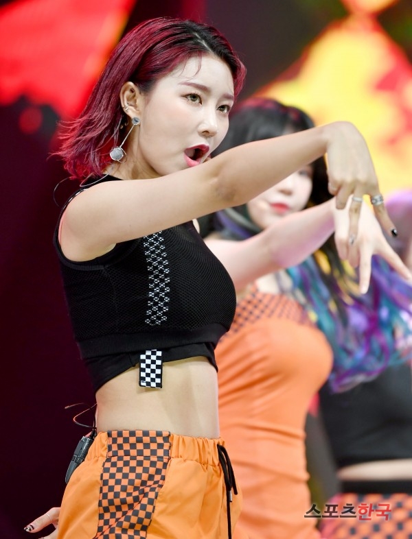Momoland Hyebin is attending the live broadcast of SBS MTV The Show held at SBS Prism Tower Auditorium in Mapo-gu, Seoul on the afternoon of the 26th.On this day, (woman) I-DLE, EVERGLOW, S.I.S, TOMORROW X TOGETHER, TREI, VAV, train to autumn, park girl, neon punch, diamond, dream note, Mamamu, Momoland, smile, girl of the month, Jeong Se-un and Tibird climbed.