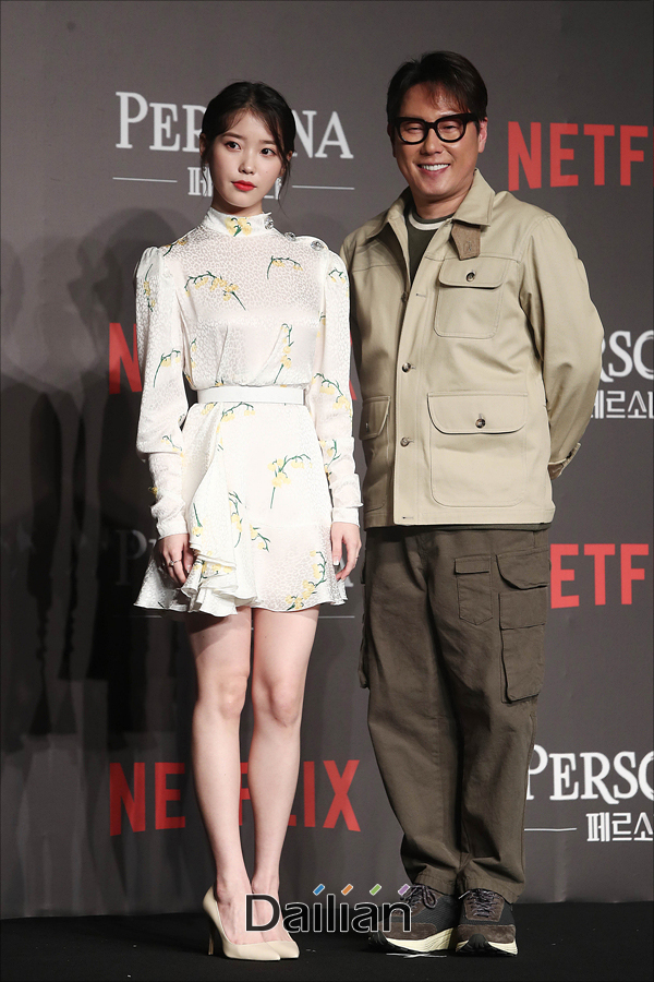 Singer Yoon Jong Shin and singer and actor IU (Lee Ji-eun), who are planning and producing Persona, have a photo time at the production report of the Netflix original series Persona held at the Conrad Hotel in Yeouido, Seoul on the morning of the 27th.