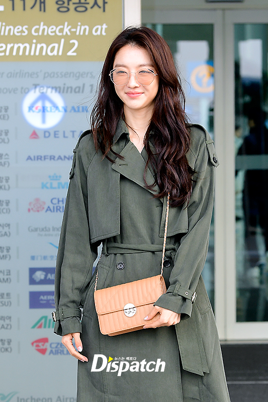 Actor Jang Hee-jin left for Phuket, Thailand, on the afternoon of the 27th to digest overseas schedule.Jang Hee-jin made a chic airport fashion by matching his jeans with a long coat. His innocent beauty and lovely smile were outstanding.over-decked blueDissolve in a Smile.eye cleansing visual