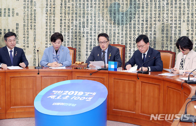 【서울=뉴시스】이종철 기자  = 27일 서울 여의도 국회에서 열린 더불어민주당 최고위원회의에서 박주민 최고위원이 모두발언을 하고 있다. 2019.03.27.jc4321@newsis.com
