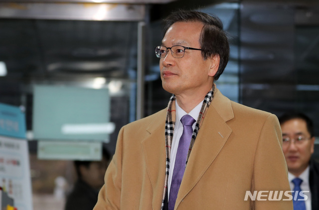 【서울=뉴시스】이영환 기자 = 허익범 특별 검사가 지난해 12월28일 오전 서울 서초구 서울중앙지방법원에서 열린 김경수 경남도지사에 대한 '드루킹 댓글 사건' 8차 공판에 출석하고 있다. 2018.12.28.  20hwan@newsis.com