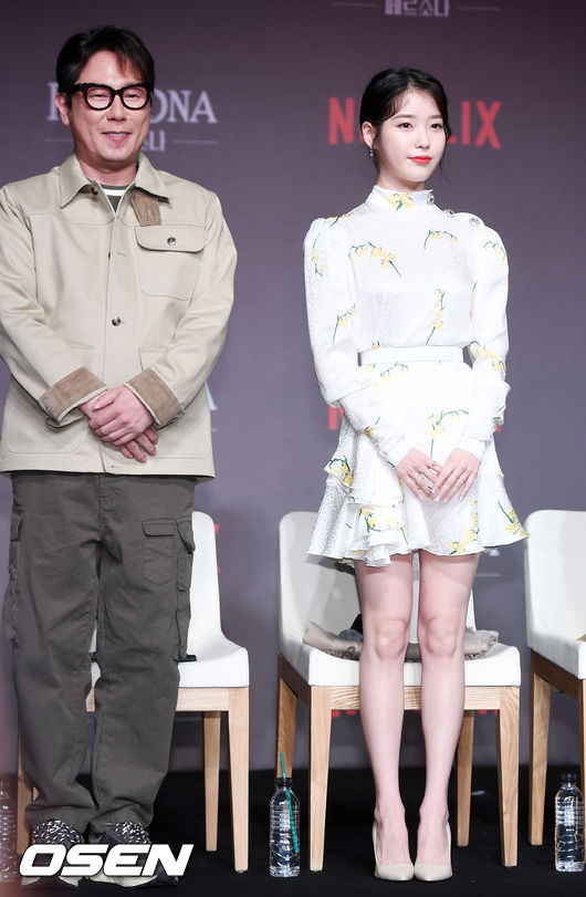 Singer and producer Yoon Jong Shin and singer and actor IU (Lee Ji-eun) are entering the production meeting of the Netflix short film Persona starring IU at the Conrad Seoul Grand Ballroom in Yeouido, Yeongdeungpo-gu, Seoul on the 27th.