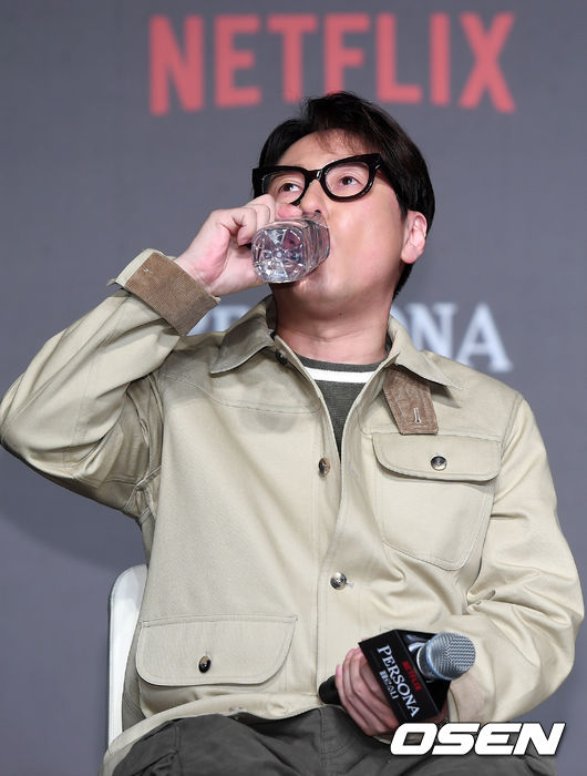 Yoon Jong Shin, who participated as a producer at the production meeting of the Netflix short film Persona starring IU, which was held at the Conrad Seoul Grand Ballroom in Yeouido, Yeongdeungpo-gu, Seoul, is drinking water.