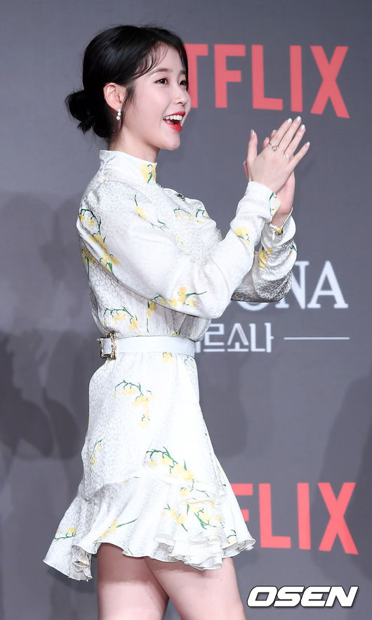 Singer and actor IU (Lee Ji-eun) is applauding as she leaves the production meeting of the Netflix short film Persona starring IU at the Grand Ballroom in Conrad Seoul, Yeongdeungpo-gu, Seoul, on the 27th.