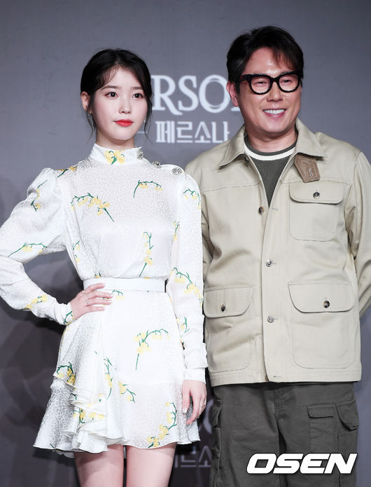 On the 27th, Seoul Yeongdeungpo-gu, Yeouido Conrad Seoul Grand Ballroom, IU starring Netflix short film Persona production report, singer and actor IU (Lee Ji-eun) participated as a producer with the photo time with Yoon Jong Shin.