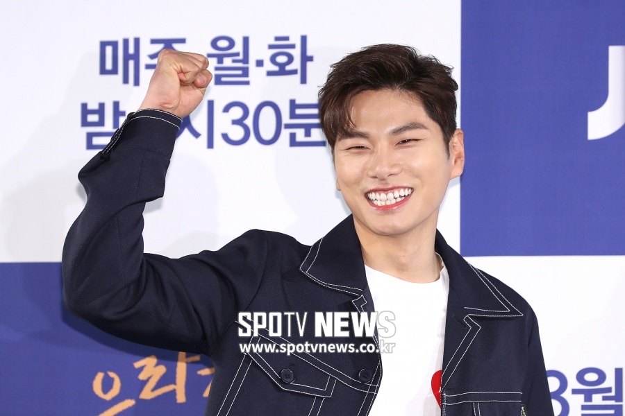 Actor Lee Yi-kyung will appear on the entertainment program Running Man.According to a broadcasting official on the 27th, Lee Yi-kyung finished filming SBS Running Man last week, but the broadcast schedule has not been confirmed, but April 7 is likely.Lee Yi-kyung, who finished the drama Red Moon Blue Year in January, is appearing in the JTBC monthly drama Ura Cha Waikiki2 which started its first broadcast recently.Recently, MBC Radio Star appeared in the witty gesture and showed off the sense of entertainment, Running Man is expected to appear.Lee Yi-kyungs performance is not the end here; he also appeared in the pre-released movie Beautiful Voice in April, and heralded her full-fledged performance in dramas, entertainment and movies.Lee Yi-kyungs Uracha Waikiki2 is broadcast every Monday and Tuesday at 9:30 pm.Lee Yi-kyung, Kim Sun-ho, Shin Hyun-soo, Moon Ga-young and Ahn So-hee are appearing.