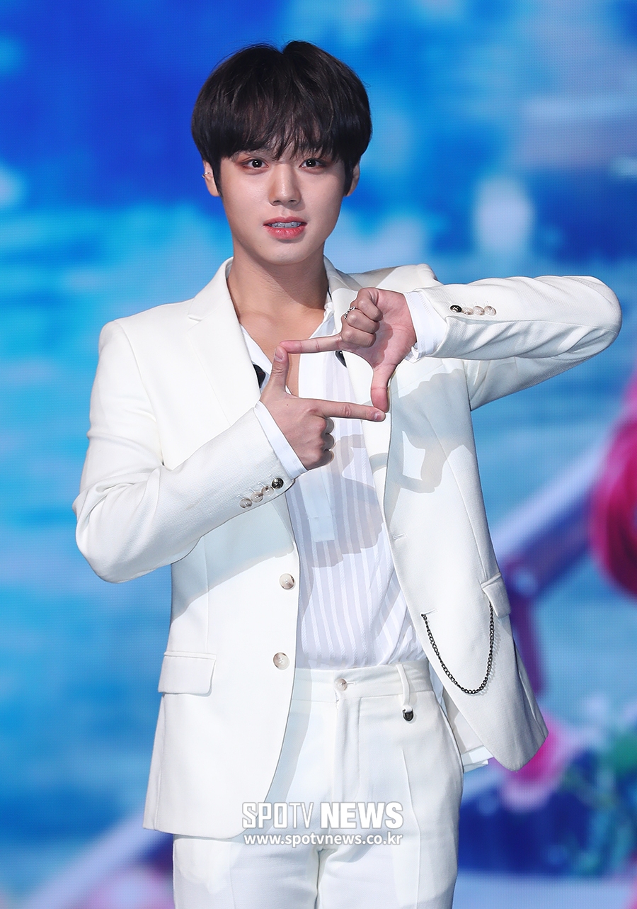 I want to show you that I can do well alone.Park Jihoon, a singer who had been hotly loved by Wanna One, made his debut as a solo singer.Park Jihoon, who wanted to show that he could do well as Solo Park Jihoon rather than Warner One Park Jihoon, changed the Top Model, not a safe road.Top Model, who was a nervous and thrilling class, proved that most of the title songs and songs succeeded in entering the charts and that Park Jihoons change was through.Park Jihoon proved his extraordinary appearance as a solo singer and infinite possibilities, not Warner One Park Jihoon.Most of the first mini album Clock title song Love, which was released at 6 pm on the 26th, and the songs Earth, Usus, Dawn Moon and Young 20Beyond the domestic charts, you can see the name of Park Jihoon on overseas charts.U Clark topped 11 iTunes album charts overseas including Hong Kong, Macau, Thailand, Indonesia, Singapore and the Philippines in four hours after its release.The title song Love reached number 3 on the Thailand iTunes chart.Chart results prove that the change in Park Jihoon worked.Warner One Park Jihoon had a lot of cute charm, but Solo Park Jihoon had a lot of masculine aspects.Park Jihoon Choices Love as a solo debut song to show a lovely and masculine aspect, although it is a point where existing fans may feel heterogeneous.The love, which emphasizes the masculine side, contains a sincere confession of a pure man who recalls beautiful memories and wants to raise love even more. Park Jihoon also made a change.I invested, studied and worked as many times as I had to show everything about myself, and Park Jihoon said, Through that time I found hidden things myself.The hidden Park Jihoon charm was male beauty: The young man who shouted storage was on stage only pure men who wanted to grow more love without any hesitation.More moving and powerful dancing to fill the stage is a simple scene where you can feel the new charm of Park Jihoon.You can also feel the image change of Park Jihoon in Love music video.In a music video shot in Prague, Czech Republic, Park Jihoon expressed a mysterious charm that does not exist in reality.He made a faint feeling with his deep eyes and collected topics from the time of the teaser release.Park Jihoon, who wanted to show not only masculine charm but also various charms, showed unlimited possibilities by melting various emotions in solo album.U Clark, which uses Love as the main theme, is filled with songs containing feelings such as pure, joy, and passion, so you can feel Solo Park Jihoon rather than Warner One Park Jihoon.Park Jihoon, who shouted storage with a smile, succeeded in storage under the other name Sang Man Park Jihoon.This is why expectations are focused on Park Jihoon, who imprinted his debut album with charm other than the existing image.