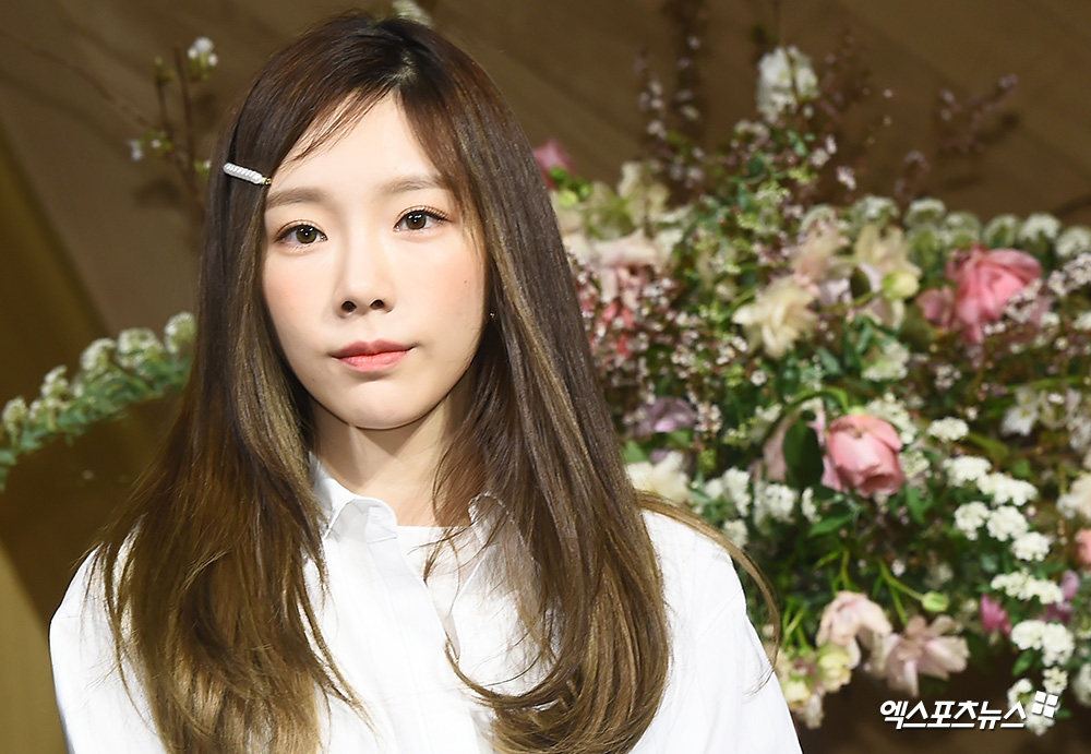 Girls Generation Taeyeon, who attended the Bean Pole X Monthly Yoon Jong Sik Music Project production presentation held at Stradium Building in Hannam-dong, Seoul on the 26th, has photo time.The Goddess of Beautiful Spring.Opening the scene that makes you take off your spring coat.Tangu is now thirty.Smile fullness more bright than flowers.Nonchalant over flowers.Trench coat to announce springEternal Fairy.