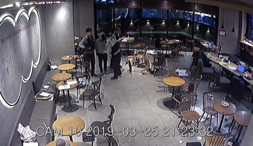 지난 25일 밤 부산 한 대학교 앞 커피숍에서 흉기를 휘둘러 여성을 남성 검거장면 [부산경찰청 제공]