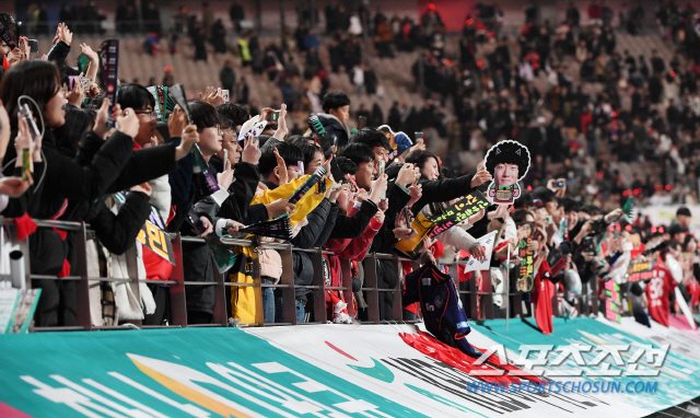 벤투 감독이 이끄는 축구국가대표팀이 26일 오후 서울 상암동 서울월드컵경기장에서 콜롬비아와 평가전을 펼쳤다. 경기 후 축구팬들이 선수들이 그라운드를 돌자 환호하고 있다. 상암=정재근 기자 cjg@sportschosun.com/2019.03.26/