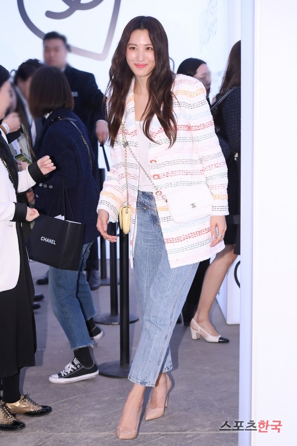 Claudia Kim attends the Chanel Seoul Flagship Open and the Purrell Capsule Collection launch ceremony held at Daelim Warehouse in Seongdong-gu, Seoul on the afternoon of the 28th.The event was attended by Purell Williams, Jenny, Claudia Kim, Jung Ryeo Won, Kim Go Eun, Lee Yeon Hee, Yoona, Goa Sung, Lee Hoon, Park Seo Jun, Park Jae Bum, Bobby, Gianti, Model Han Hye Jin, Jang Yoon Ju, Irene, Suju, Park Ji Hye and Chung Ho Yeon.