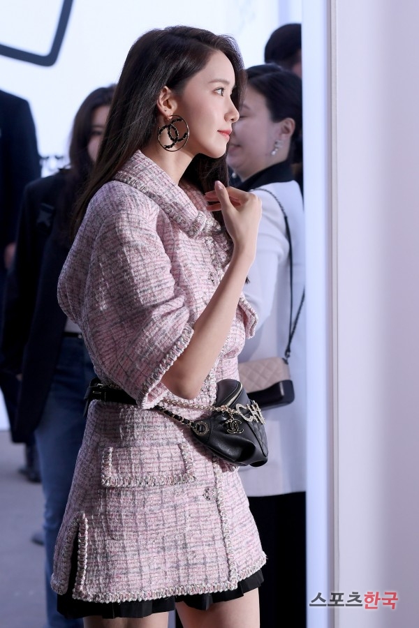 Im Yoon-ah attends the Chanel Seoul Flagship Open and the Purrell Capsule Collection launch commemorative photo wall held at Daelim Warehouse in Seongdong-gu, Seoul on the afternoon of the 28th.The event was attended by Purell Williams, Jenny, Suhyun, Jung Ryeo-won, Kim Go-eun, Lee Yeon-hee, Im Yoon-ah, Goa Sung, Lee Hoon, Park Seo-joon, Park Jae-bum, Bobby, Gianti, Model Han Hye-jin, Jang Yoon-joo, Irene, Suju, Park Ji-hye and Chung Ho-yeon.