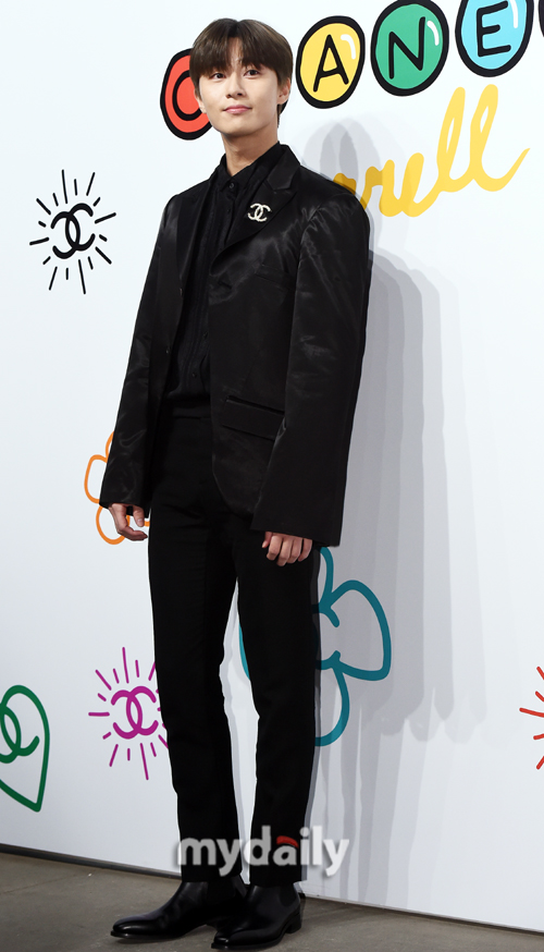 Talent Park Seo-joon poses in the photo wall commemorating the launch of a fashion brand at Daelim Warehouse in Seongsu-dong, Seoul on the afternoon of the 28th.