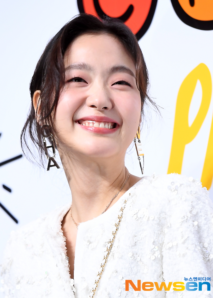 Actor Kim Go-eun attended the photo wall event commemorating the launch of the Chanel X Purell Capsule Collection held at Daelim Warehouse in Seongsu-dong, Seongdong-gu, Seoul on the afternoon of March 28th.Jung Yu-jin
