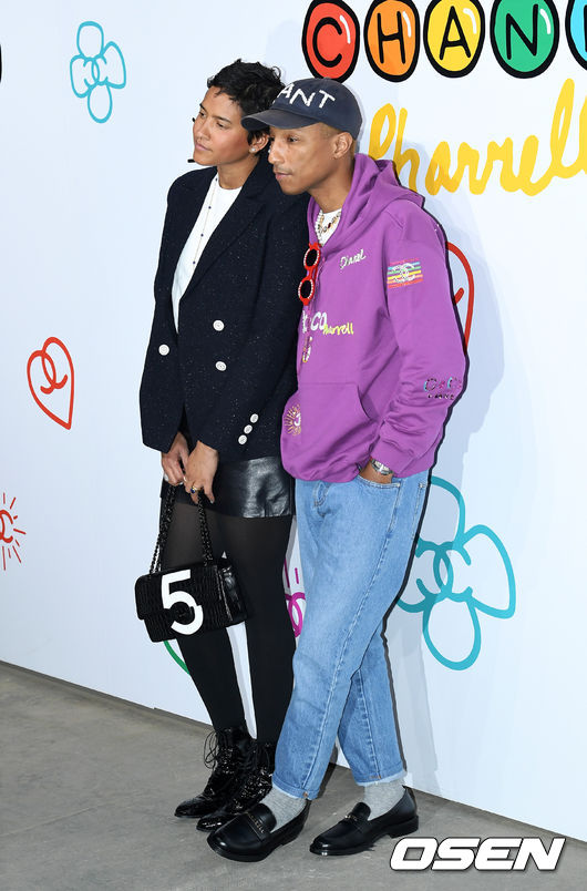 Singer Perel Serena Williams and wife Helen Rashichan pose at a fashion brand photo event held at Daelim Warehouse in Seongsu-dong, Seoul on the afternoon of the 28th.