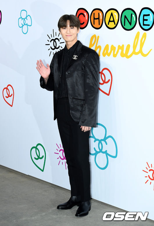 Actor Park Seo-joon poses at a fashion brand photo event held at Daelim Warehouse in Seongsu-dong, Seoul on the afternoon of the 28th.