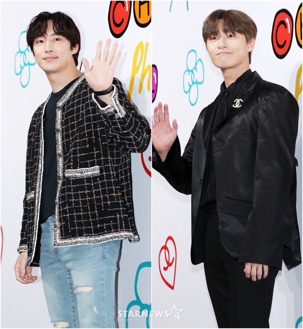 Actors Lee Je-hoon and Park Seo-joon pose in the photo wall commemorating the opening of the Chanel Seoul Flagship and the launch of the Purrell Capsule Collection held at Daelim Warehouse in Seongdong-gu, Seoul on the afternoon of the 28th.