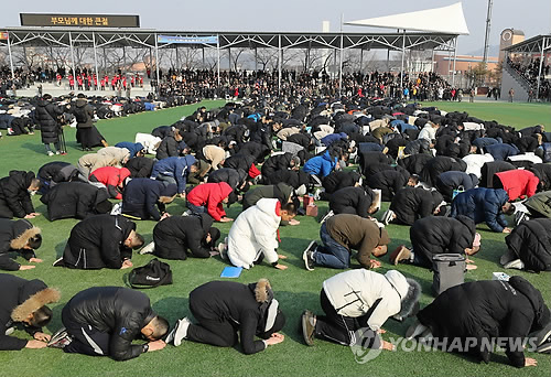 2019년 1월 7일 충남 논산 육군훈련소에서 입소 대상자들이 가족들에게 절을 하고 있다. 인구의 급격한 감소는 군 복무 대상자 수에 영향을 줄 수 있다는 분석이 나온다. [연합뉴스 자료사진]