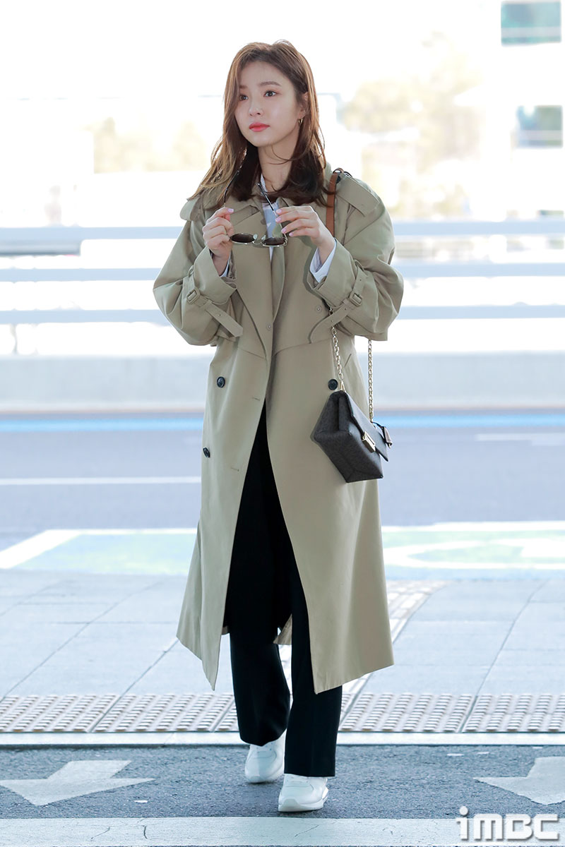 Actor Shin Se-kyung left for Hong Kong through Incheon International Airport on the morning of the 29th.iMBC Imitation