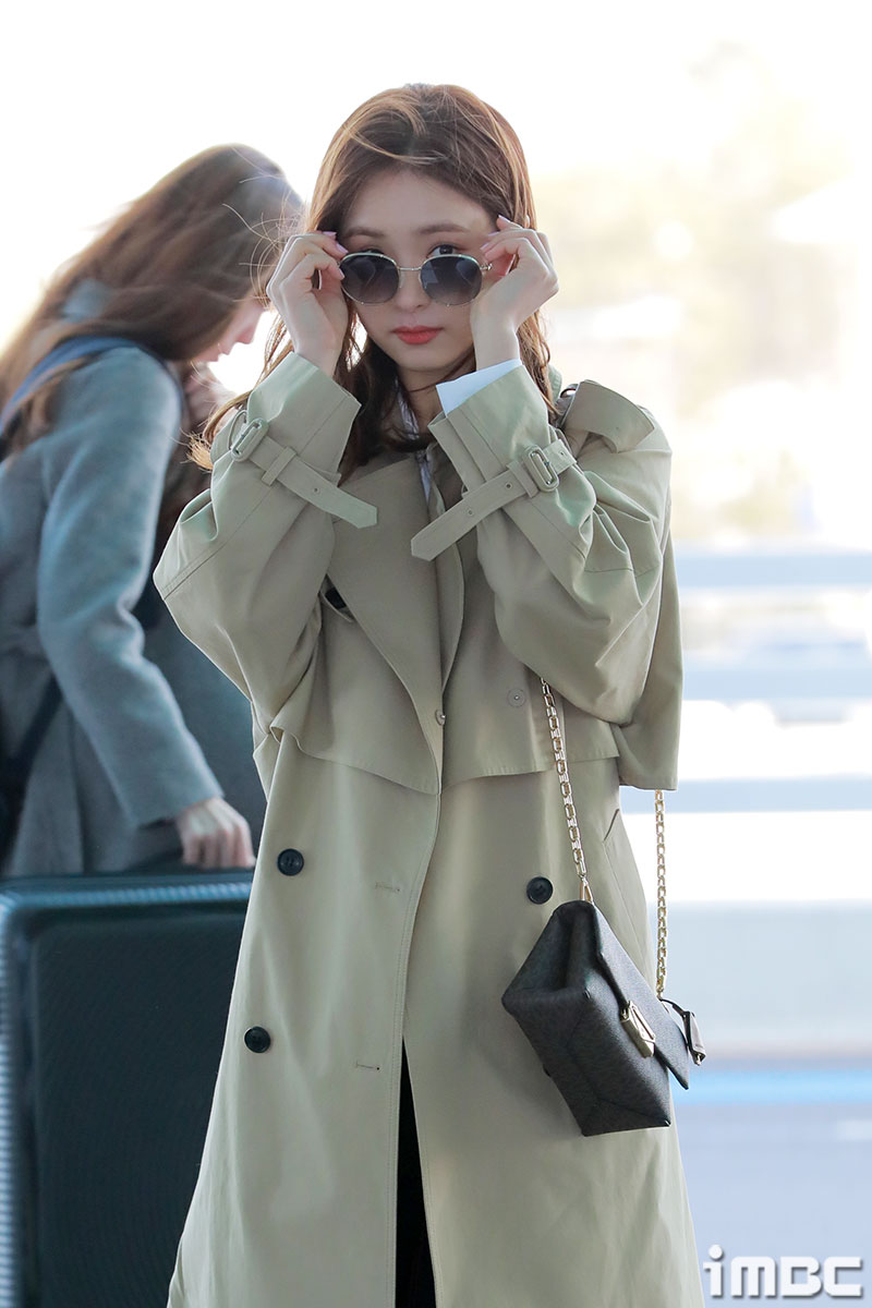 Actor Shin Se-kyung left for Hong Kong through Incheon International Airport on the morning of the 29th.iMBC Imitation