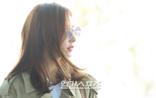 Shin Se-kyung poses as he enters the departure hall.