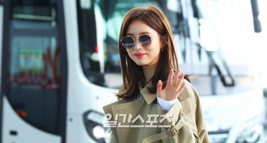 Shin Se-kyung poses as he enters the departure hall