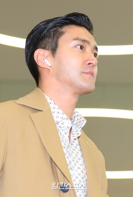 Choi Siwon is entering the immigration center.
