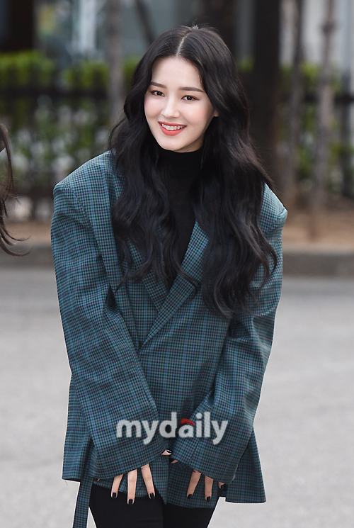 Momoland Nancy is greeting KBS Music Bank held at KBS in Yeouido-dong, Seoul on the morning of the 29th.