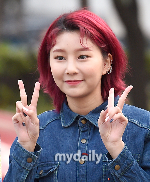 Momoland Lee Hye-bin is greeting KBS Music Bank held at KBS in Yeouido-dong, Seoul on the morning of the 29th.