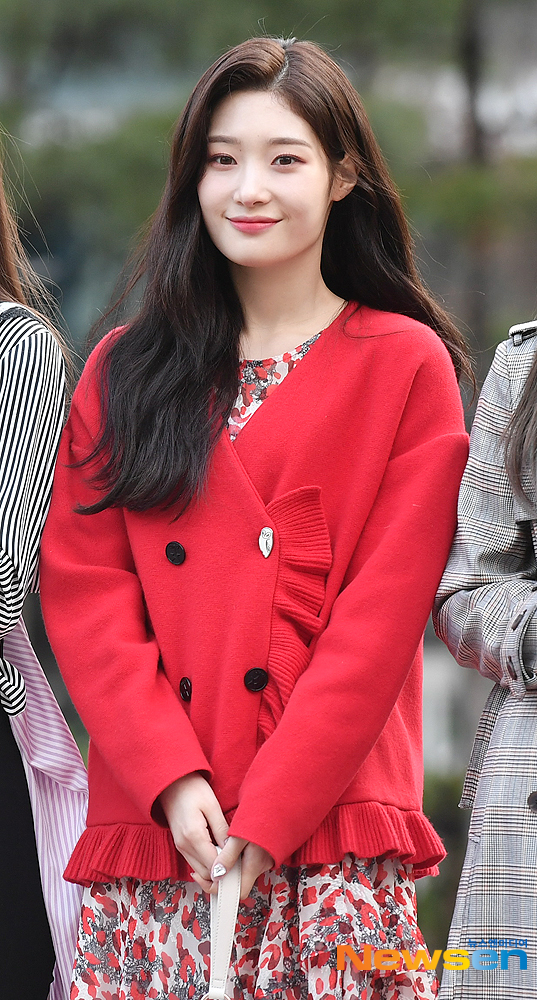 Girl group DIA Jung Chae-yeon has a photo time ahead of the rehearsal of KBS 2TV Music Bank held at the public hall of KBS New Pavilion in Yeouido-dong, Yeongdeungpo-gu, Seoul on March 29th.useful stock